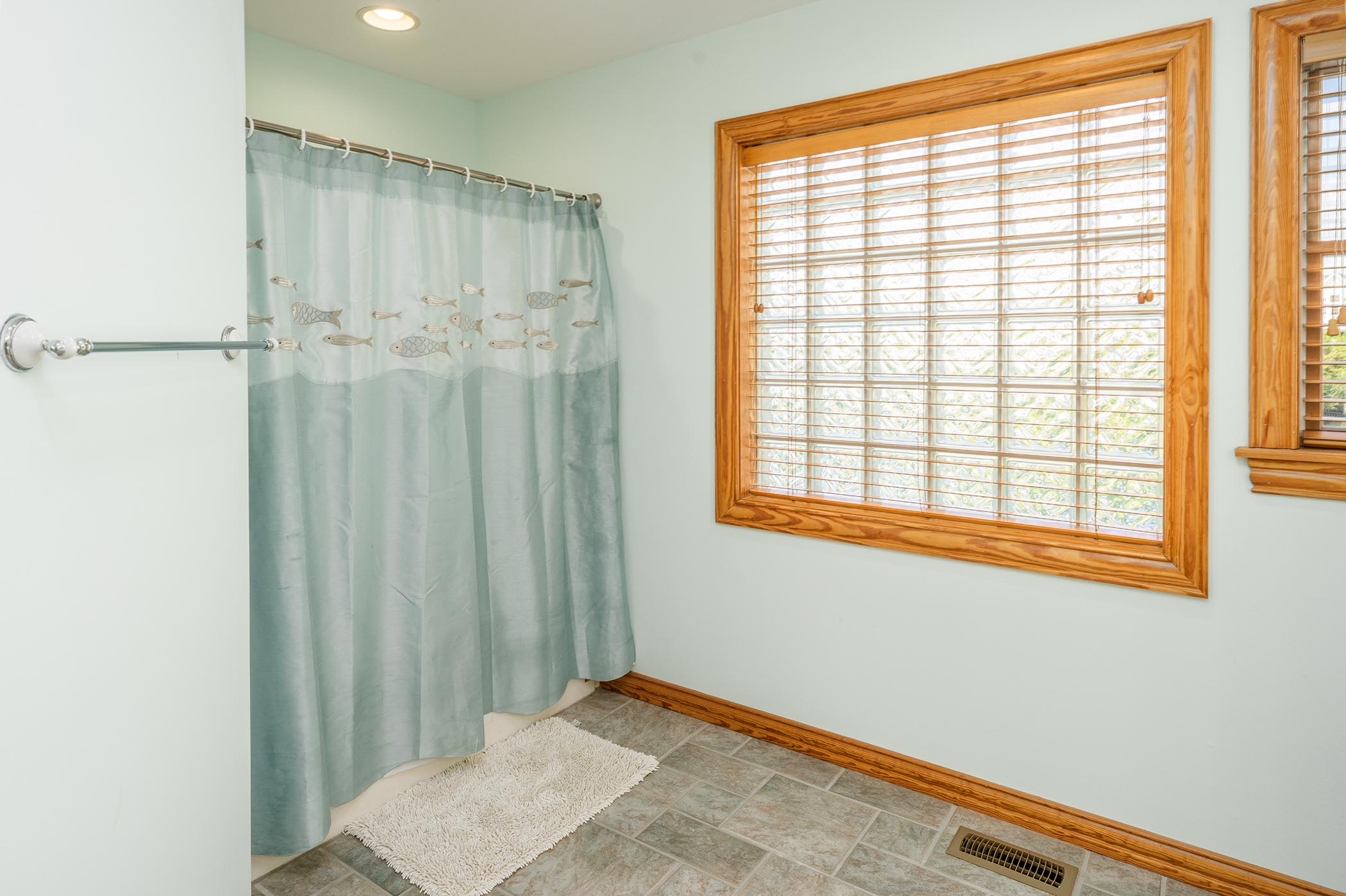 Mid Level Master En Suite, Shower